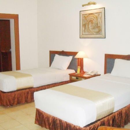 Hotel Pantai Gapura Makassar Exterior photo