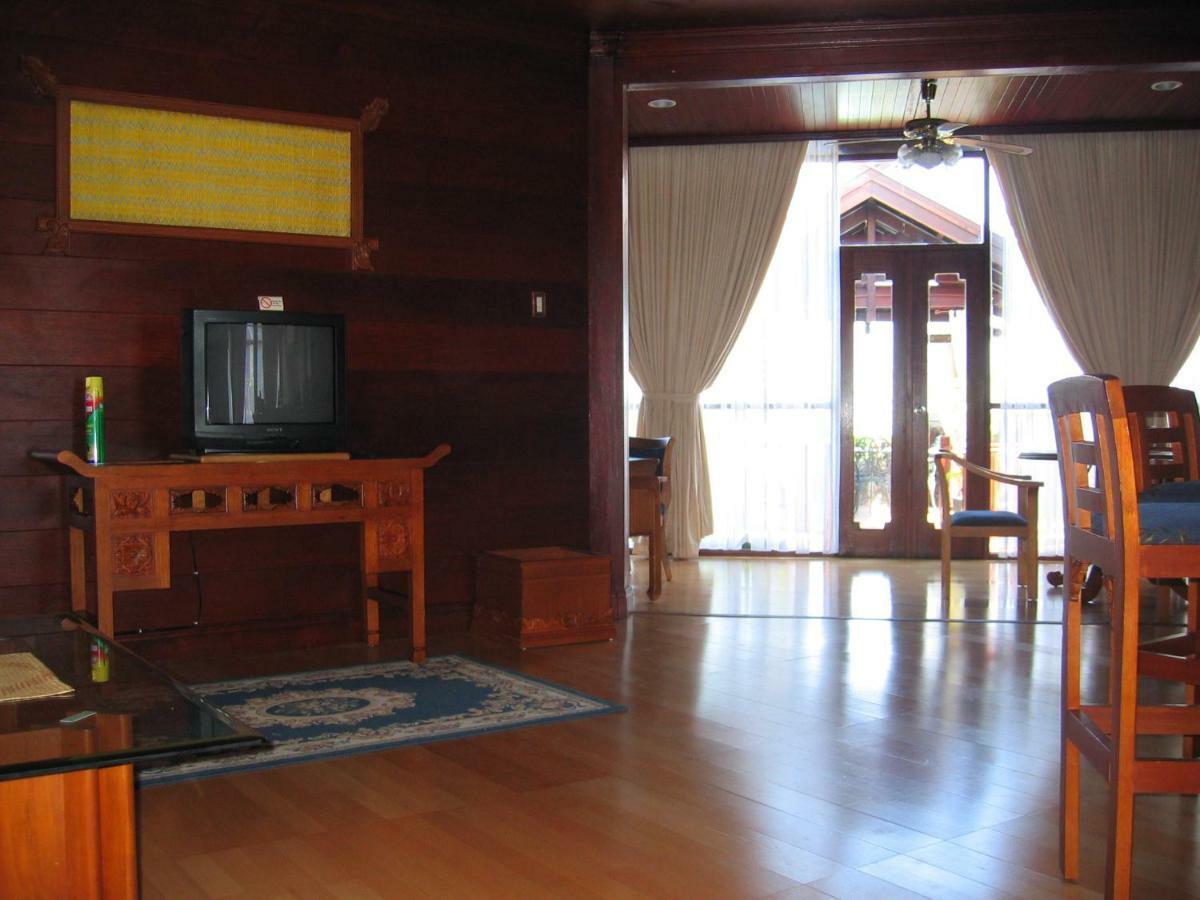 Hotel Pantai Gapura Makassar Exterior photo