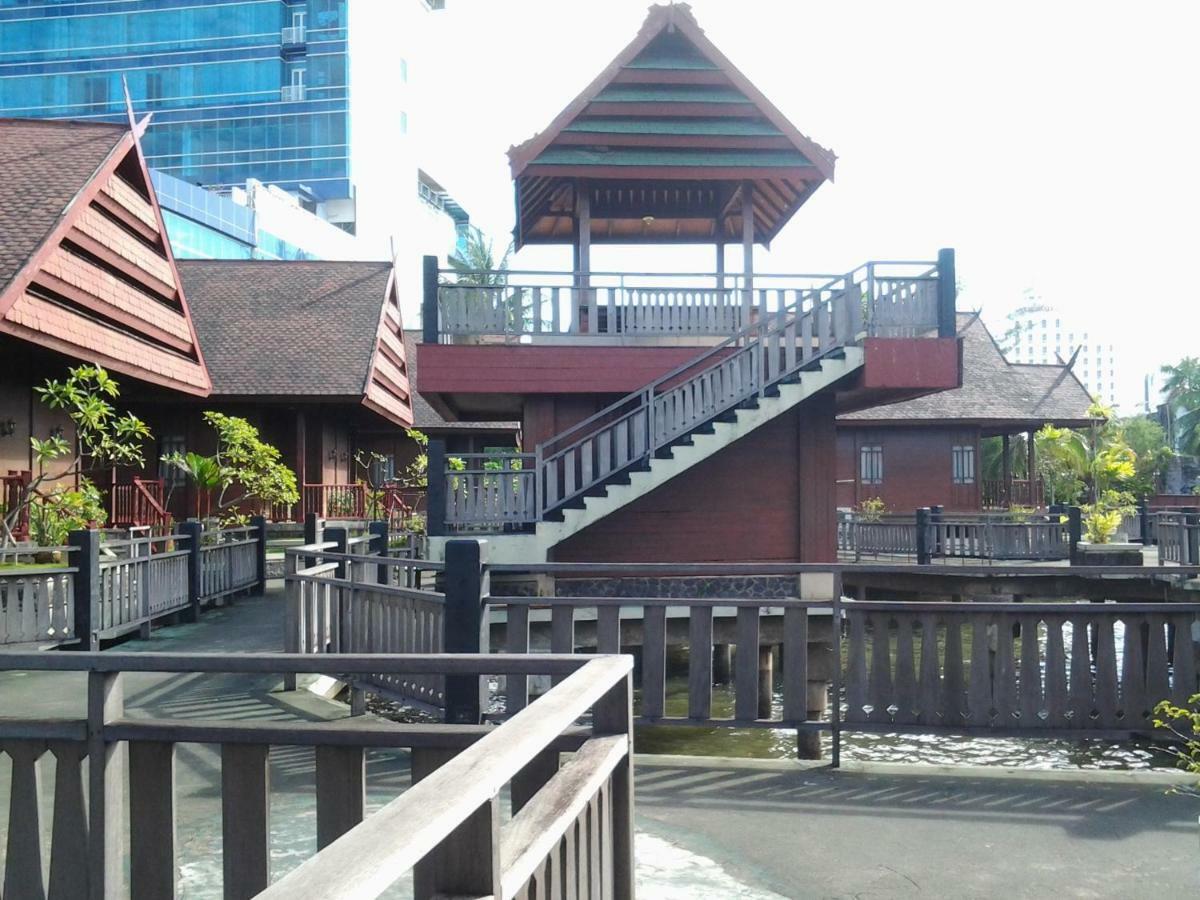 Hotel Pantai Gapura Makassar Exterior photo
