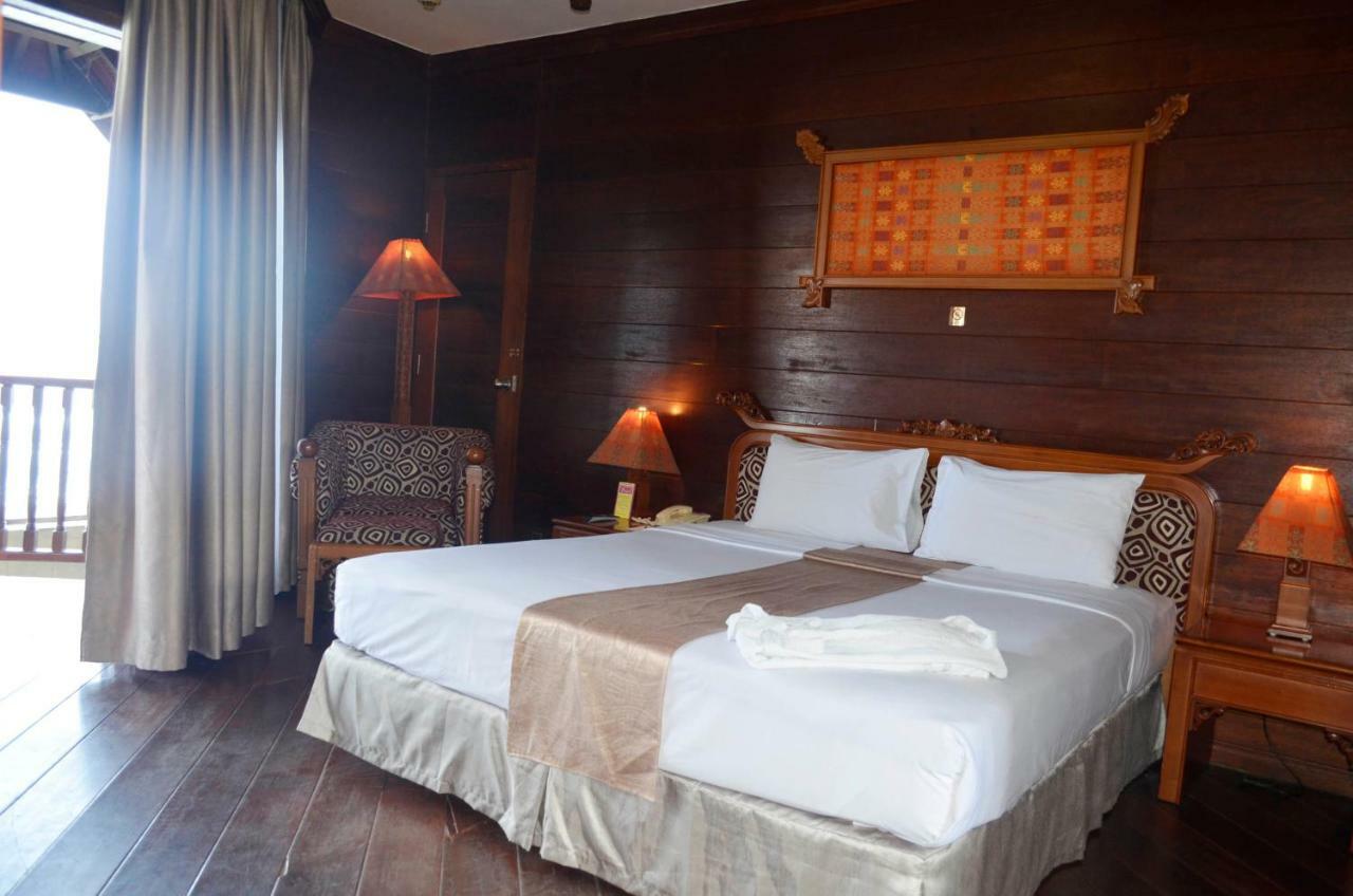 Hotel Pantai Gapura Makassar Exterior photo