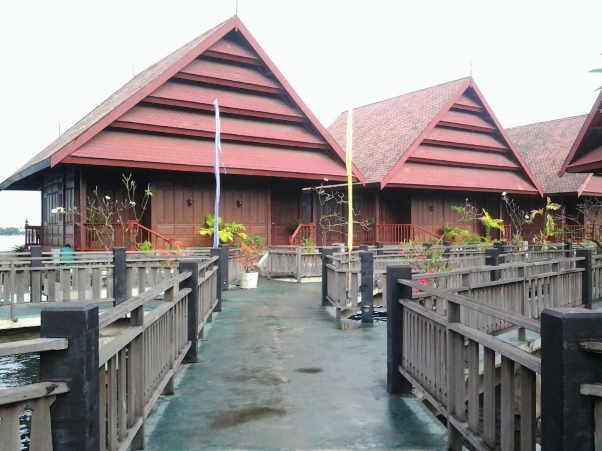 Hotel Pantai Gapura Makassar Exterior photo
