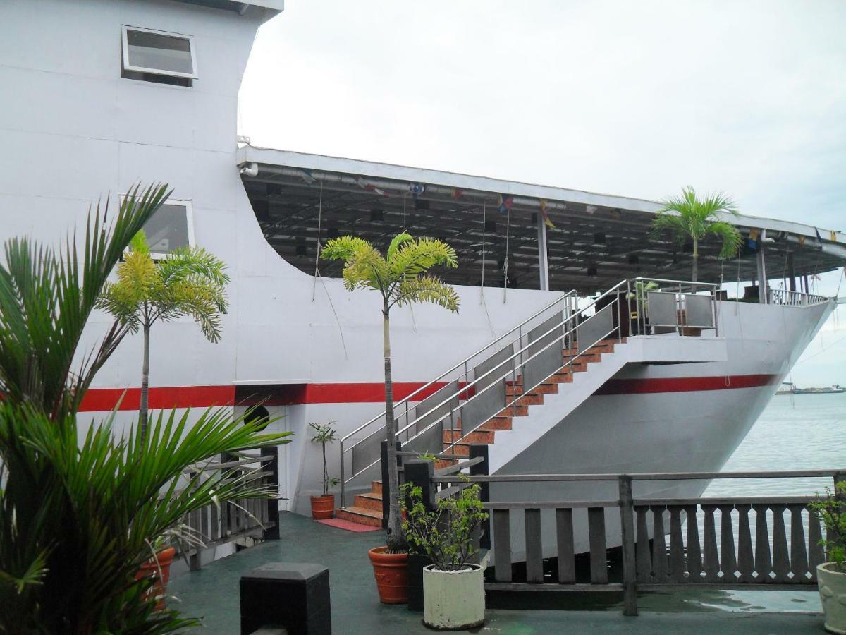 Hotel Pantai Gapura Makassar Exterior photo