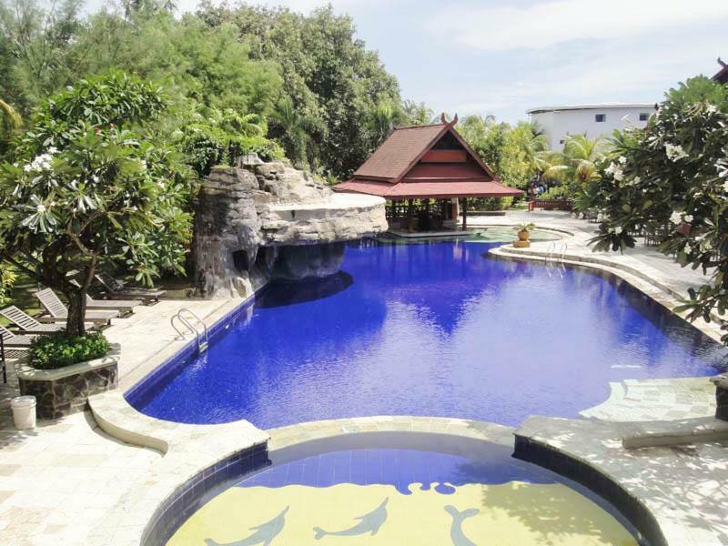 Hotel Pantai Gapura Makassar Exterior photo