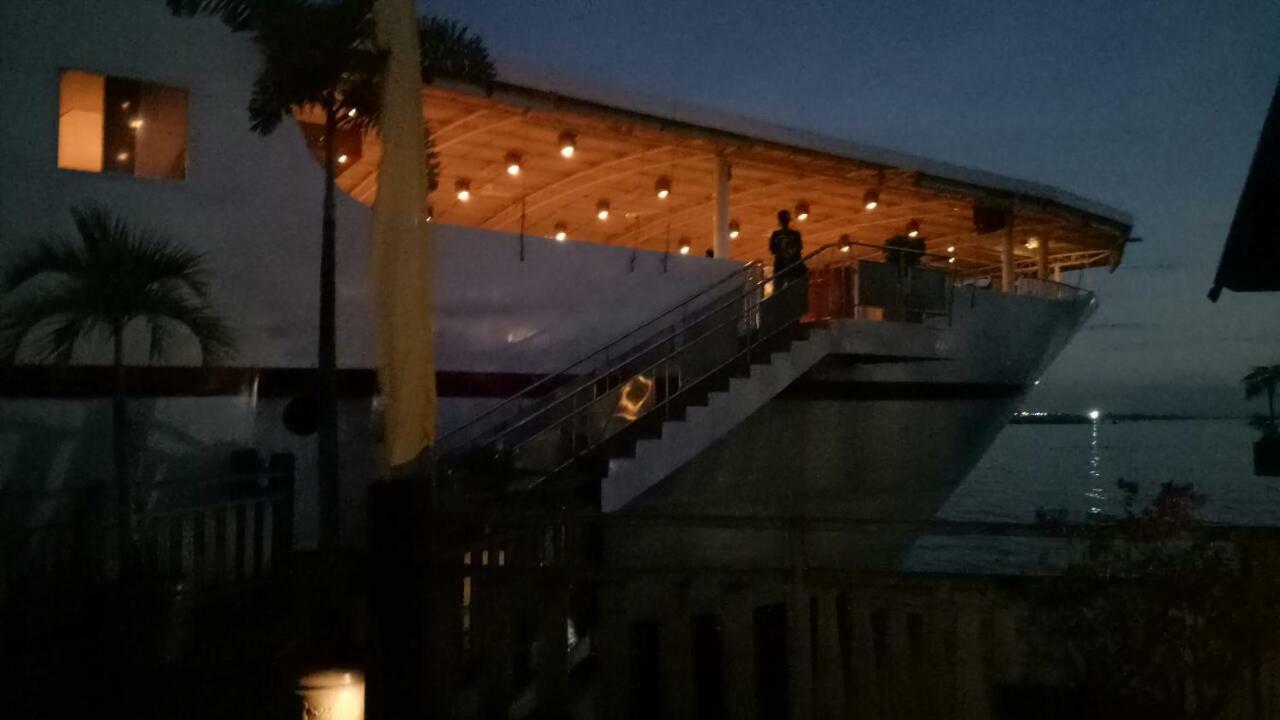 Hotel Pantai Gapura Makassar Exterior photo