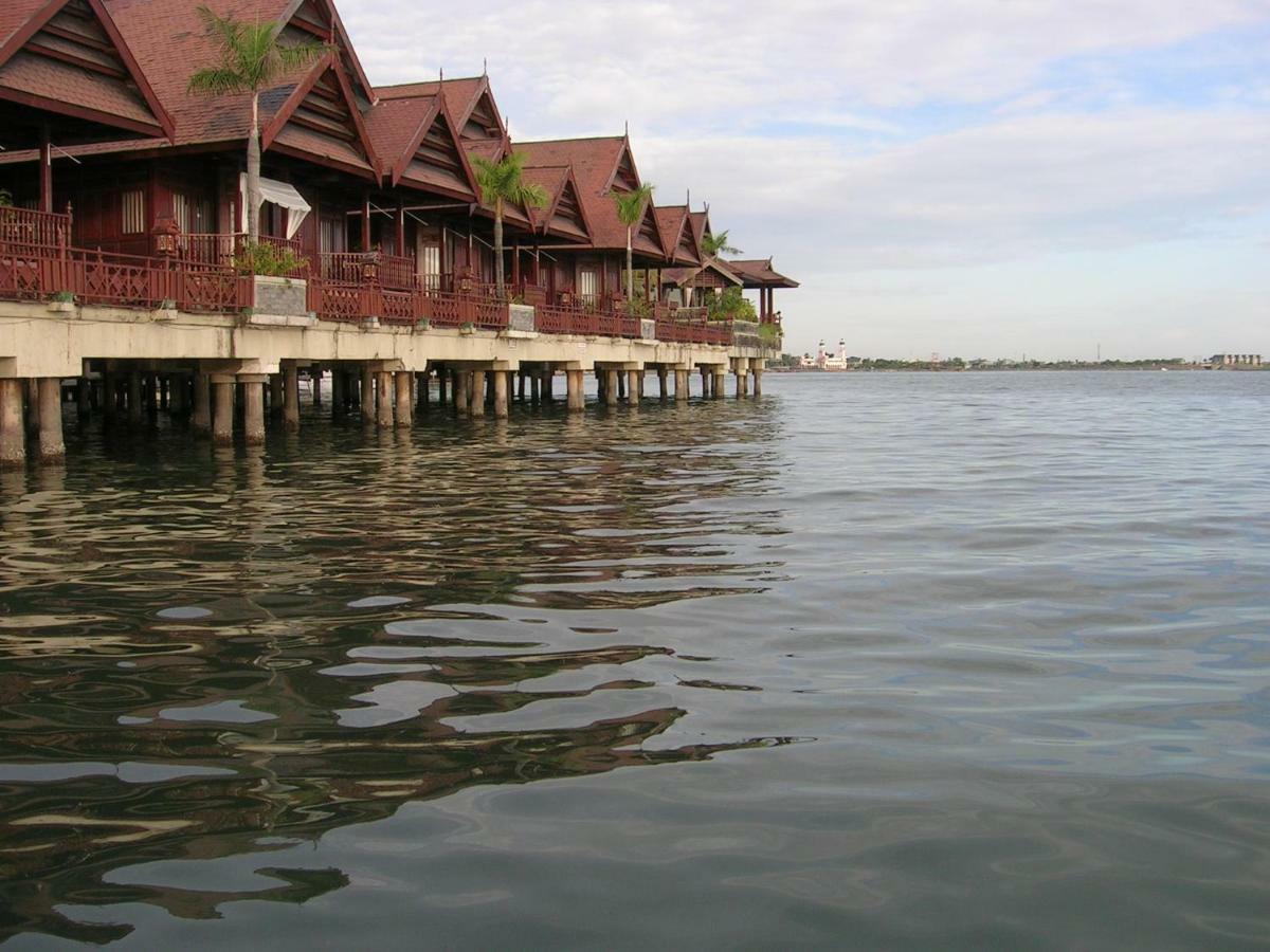 Hotel Pantai Gapura Makassar Exterior photo