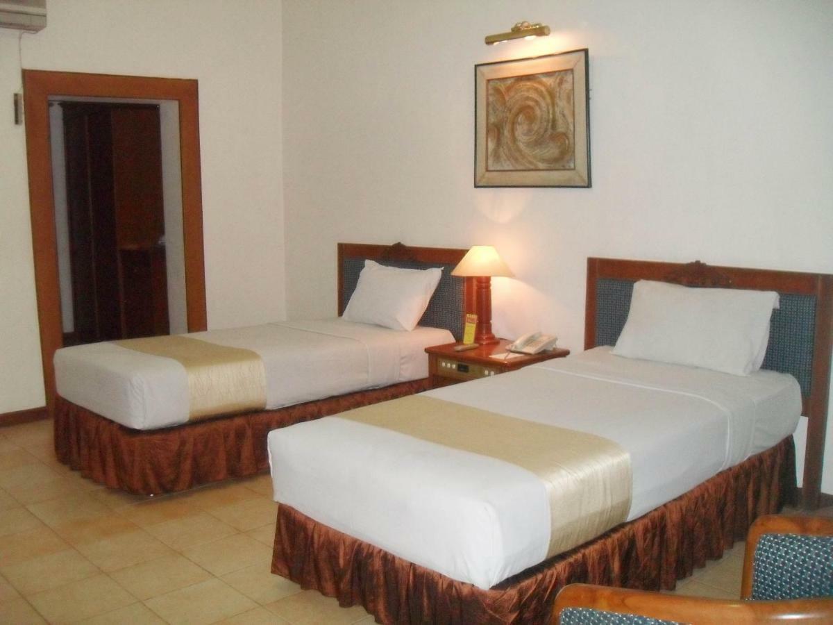 Hotel Pantai Gapura Makassar Exterior photo