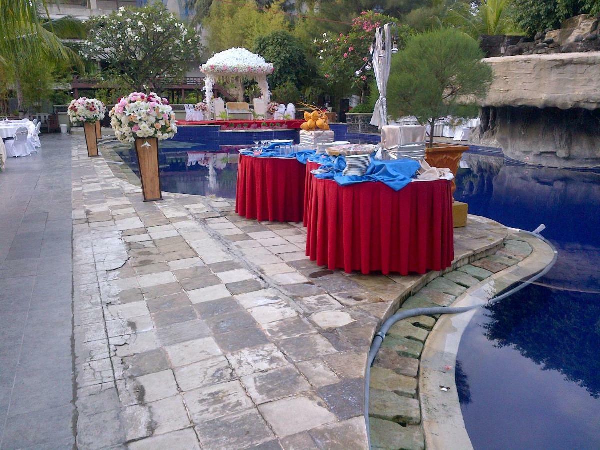 Hotel Pantai Gapura Makassar Exterior photo