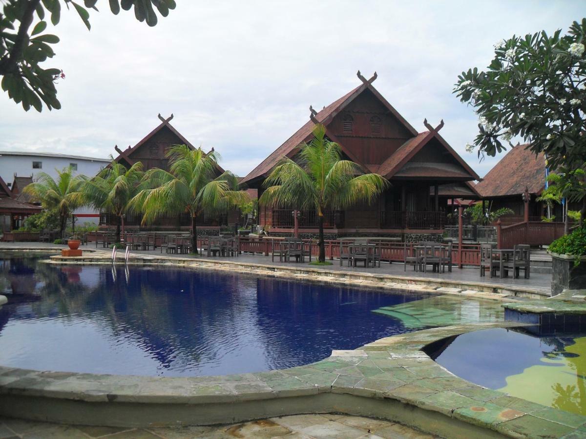 Hotel Pantai Gapura Makassar Exterior photo